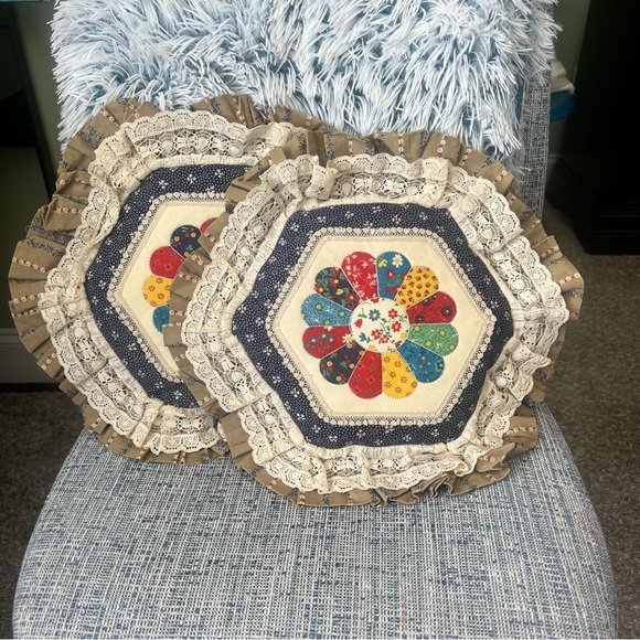 Lot of 2 Throw Pillows Multi Color Floral Vintage Cottagecore Home Decor - Picture 8 of 8